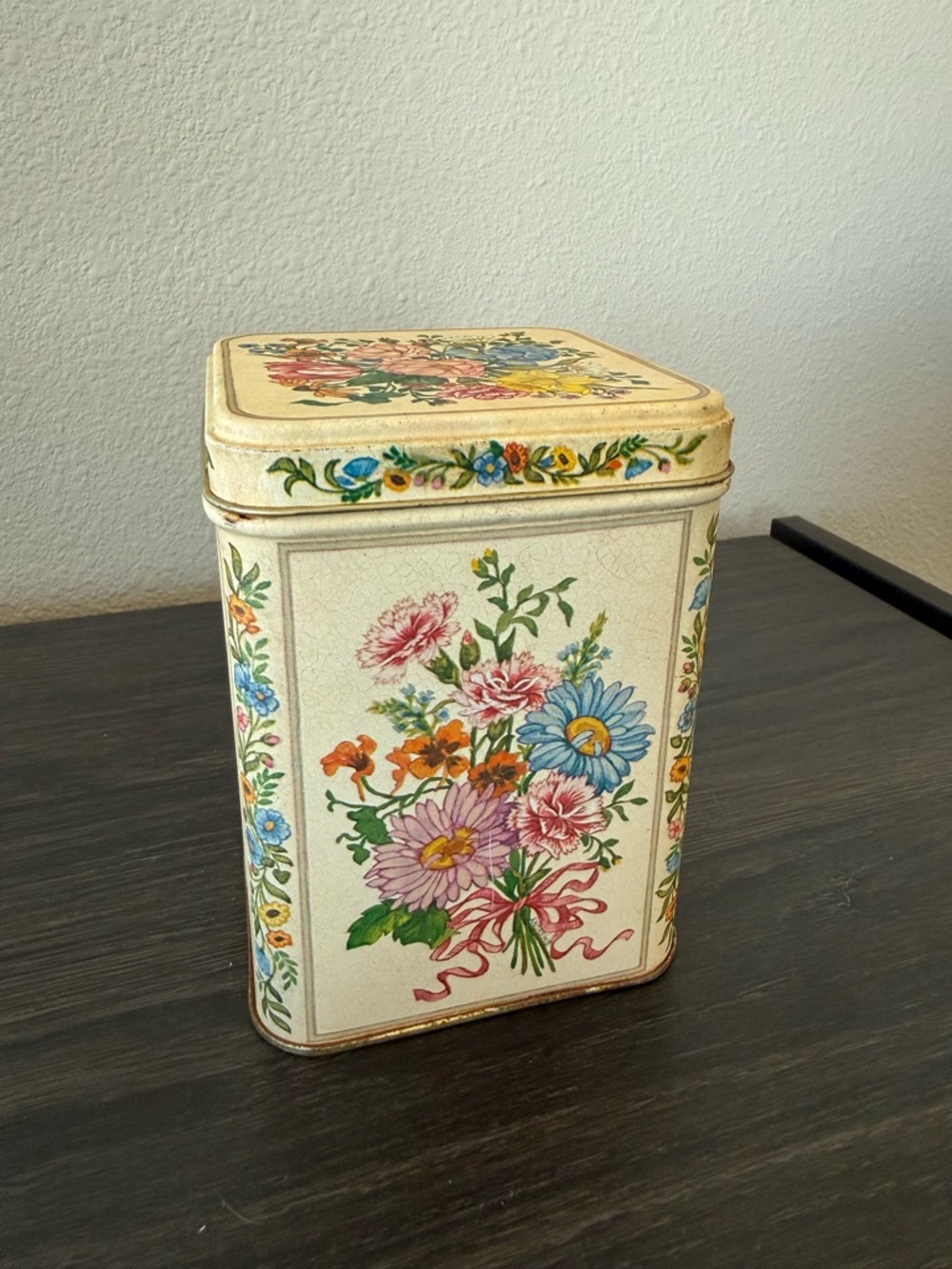 Vintage Hallmark Flower Rusty Tin box with lid - Picture 2 of 7